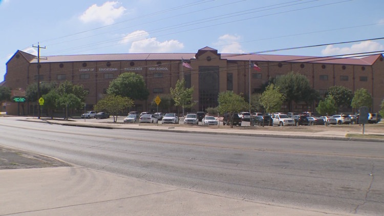 Fox falls through ceiling during LEE High School lunch period, NEISD officials say β KENS 5 (San Antonio)